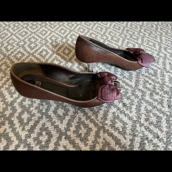 Beautiful unique kitten heels with peep toe and bow - Picture 2 of 5